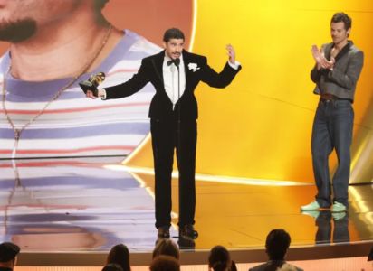 Bad Bunny gana álbum del año con un disco en español y lidera una gala marcada por críticas al ICE 