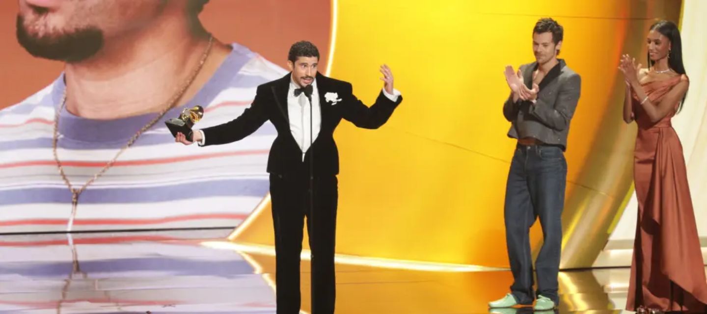 Bad Bunny gana álbum del año con un disco en español y lidera una gala marcada por críticas al ICE