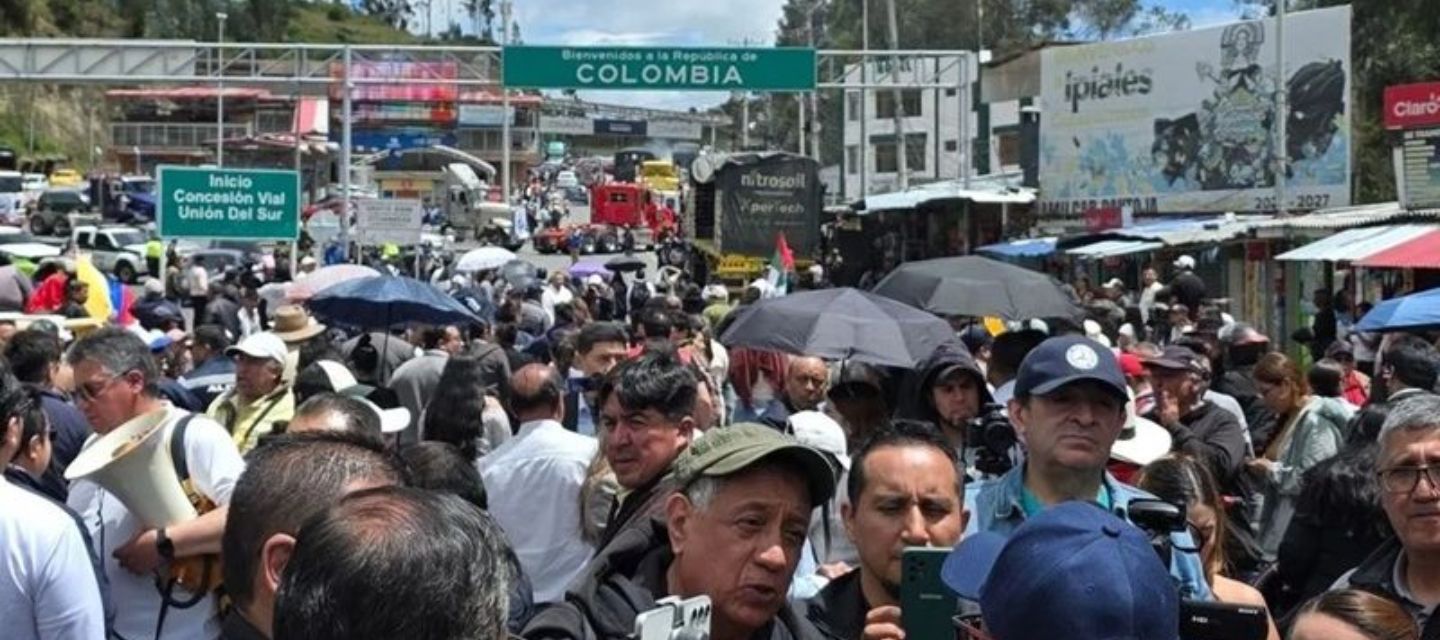 Transportistas y comerciantes de Ecuador y Colombia marcharon en el Puente Rumichaca 
