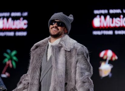 Bad Bunny promete convertir el medio tiempo del Super Bowl en una fiesta latina,