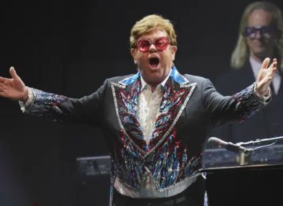 Elton John acusa al ‘Daily Mail’ de invadir su privacidad al revelar datos médicos