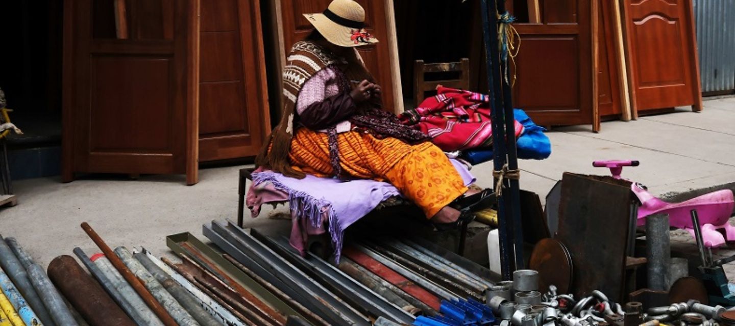 Un estudio revela que más del 70 % de las mujeres en Bolivia trabaja en la informalidad