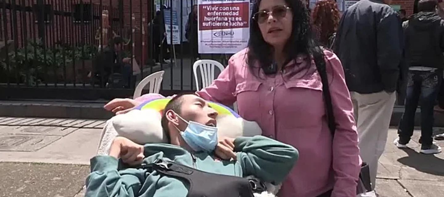 Madres de niños con enfermedades graves denuncian falta de medicamentos y retrasos en tratamientos en Colombia