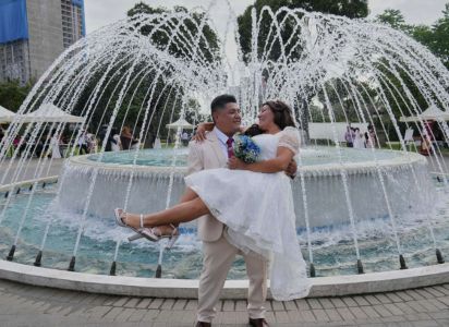 Más de 100 parejas celebraron matrimonio civil gratuito en un parque de Lima antes del Día del Amor