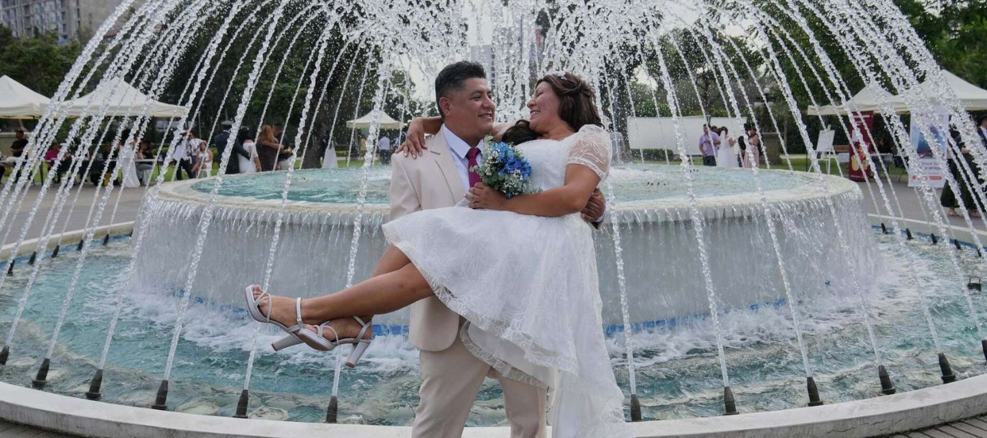 Más de 100 parejas celebraron matrimonio civil gratuito en un parque de Lima antes del Día del Amor
