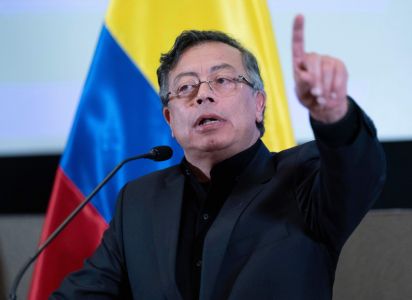 Gustavo Petro convoca marchas para defender el alza del 23% al salario mínimo en Colombia