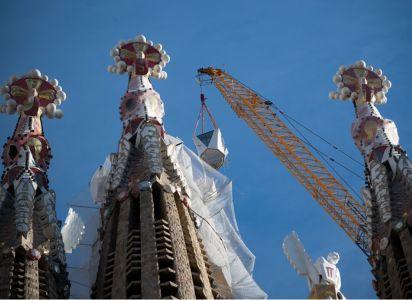 ‍La Sagrada Familia de Barcelona alcanza su altura definitiva con la cruz en la Torre de Jesucristo