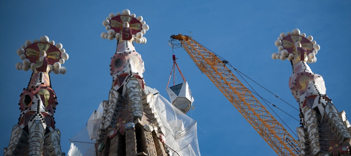 ‍La Sagrada Familia de Barcelona alcanza su altura definitiva con la cruz en la Torre de Jesucristo