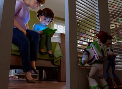 Woody y Buzz regresan en Toy Story 5 para enfrentar a una tableta que absorbe la atención de Bonnie.