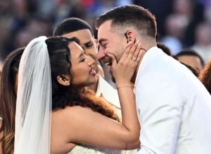 Una pareja de enfermeros se casó durante el show de medio tiempo del Super Bowl LX 