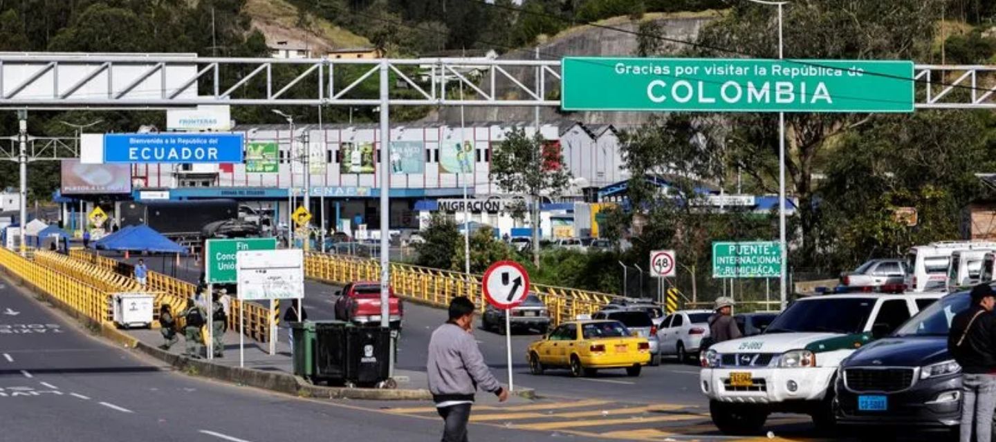 Ecuador eleva al 50% los aranceles a productos colombianos y argumenta falta de acción en seguridad fronteriza.