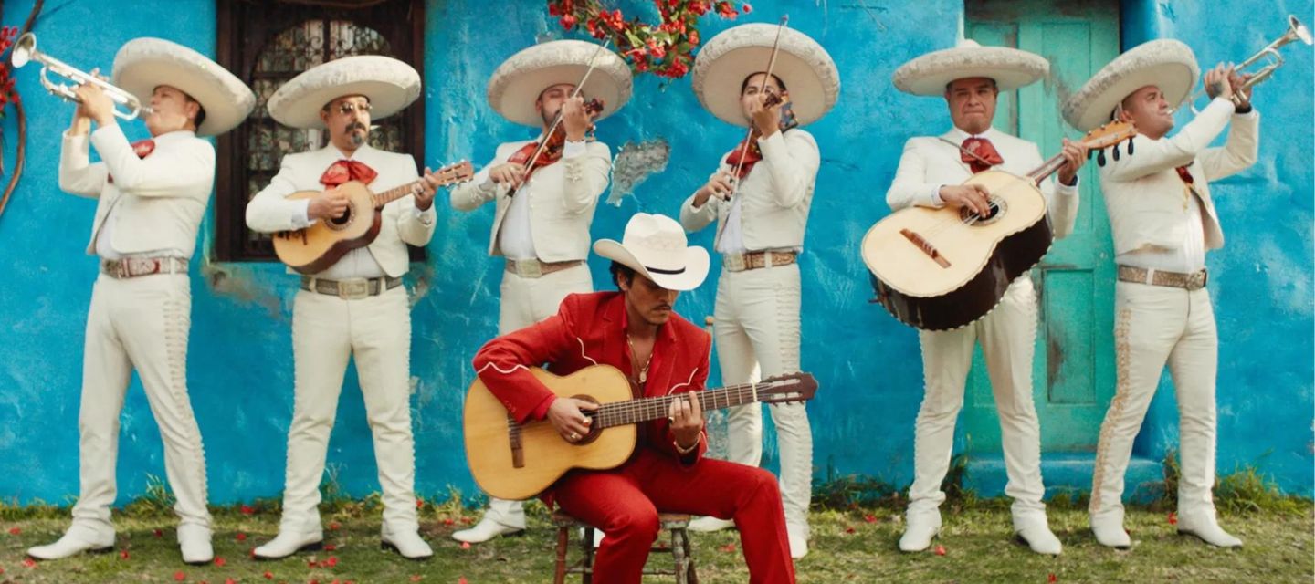 Un mariachi de Guadalajara participa en el video de “Risk It All”