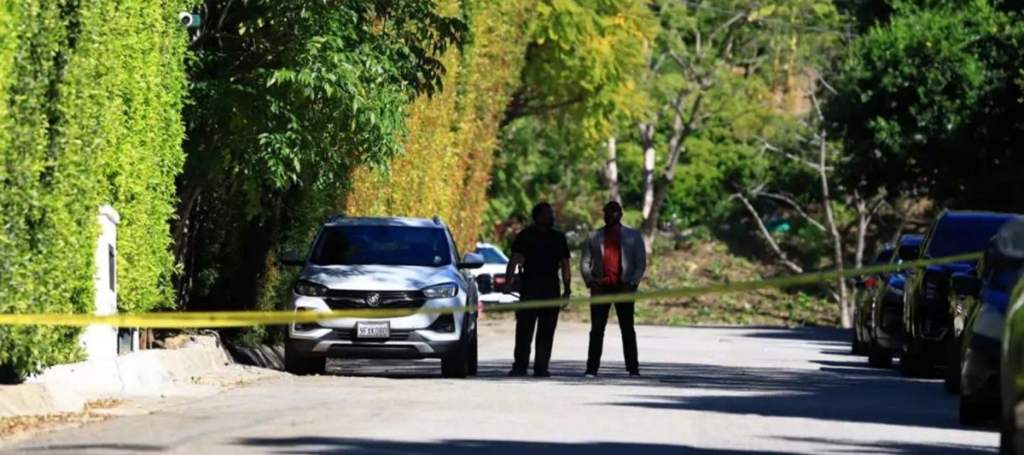 Una mujer disparó varias veces contra la casa de Rihanna en Beverly Hills mientras la cantante estaba dentro. 