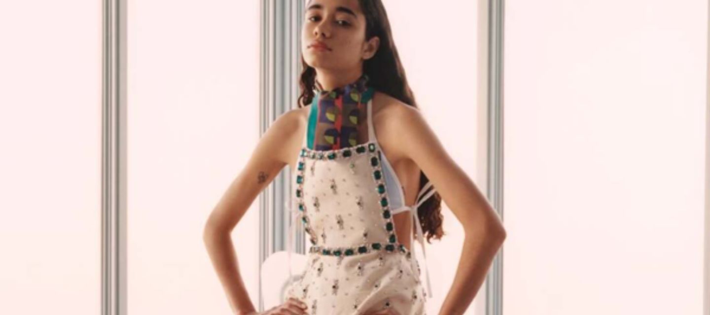 Las batas y delantales domésticos regresan a la pasarela como símbolo 