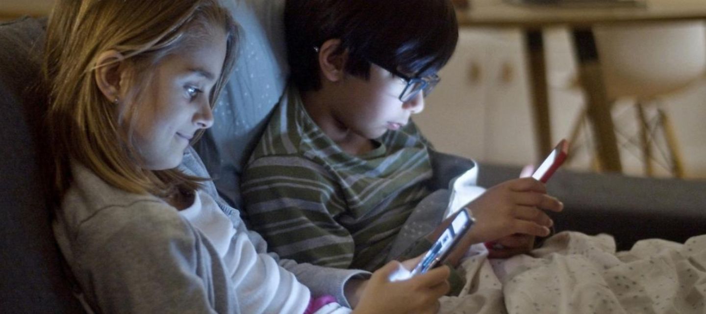 Austria planea prohibir redes sociales a menores de 14 años con verificación de edad.