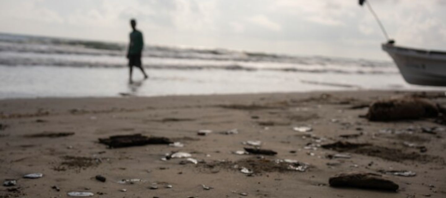 Un derrame de crudo en el Golfo de México afecta a miles de pescadores