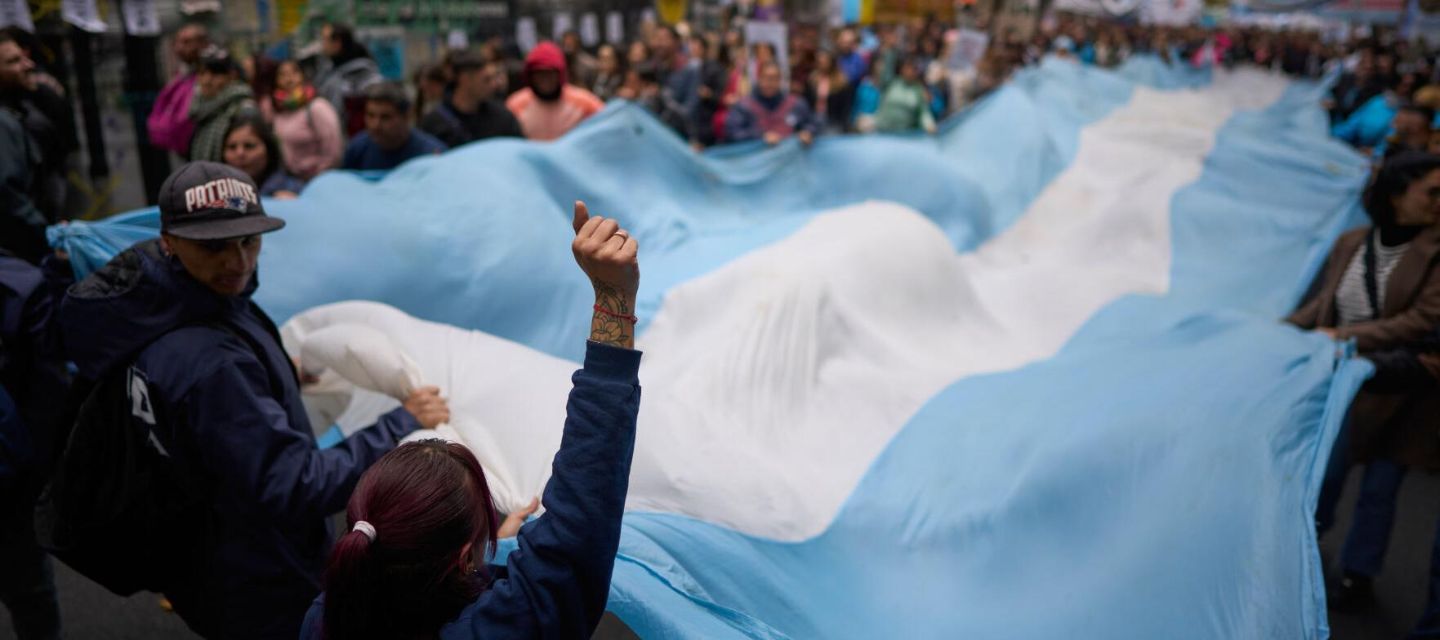 Miles marcharon en Buenos Aires contra los recortes en salud impulsados por Javier Milei