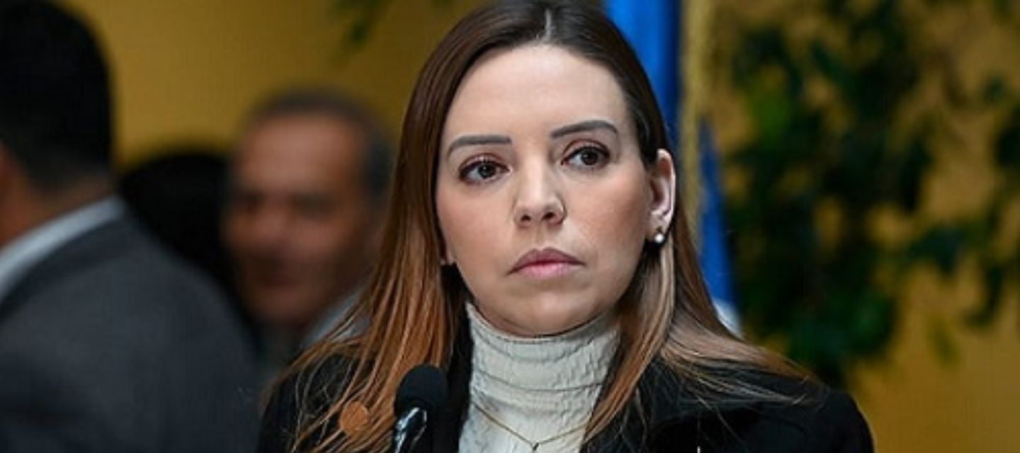 La senadora Camila Flores denunció la difusión ilegal de imágenes privadas y acusó a su ex marido