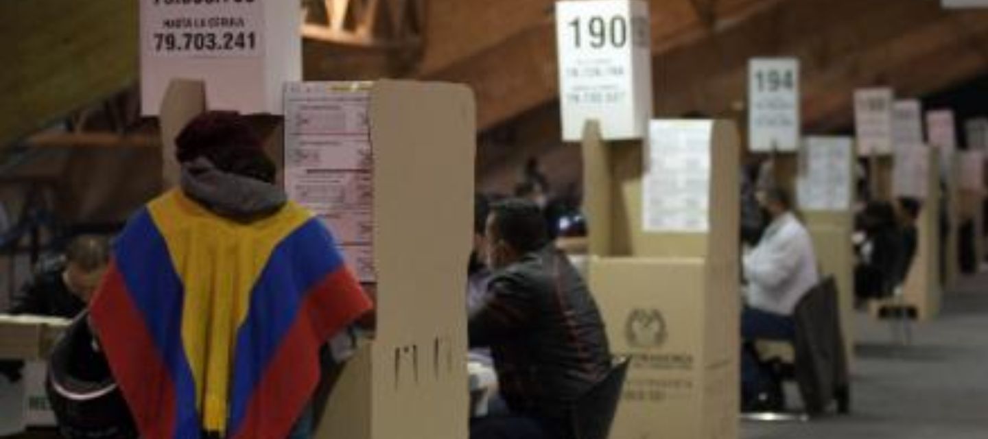 Abelardo De la Espriella obtuvo una ajustada ventaja en Colombia