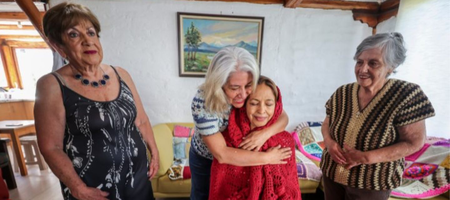 Un grupo de mujeres ecuatorianas transforma lana y solidaridad en cobijas