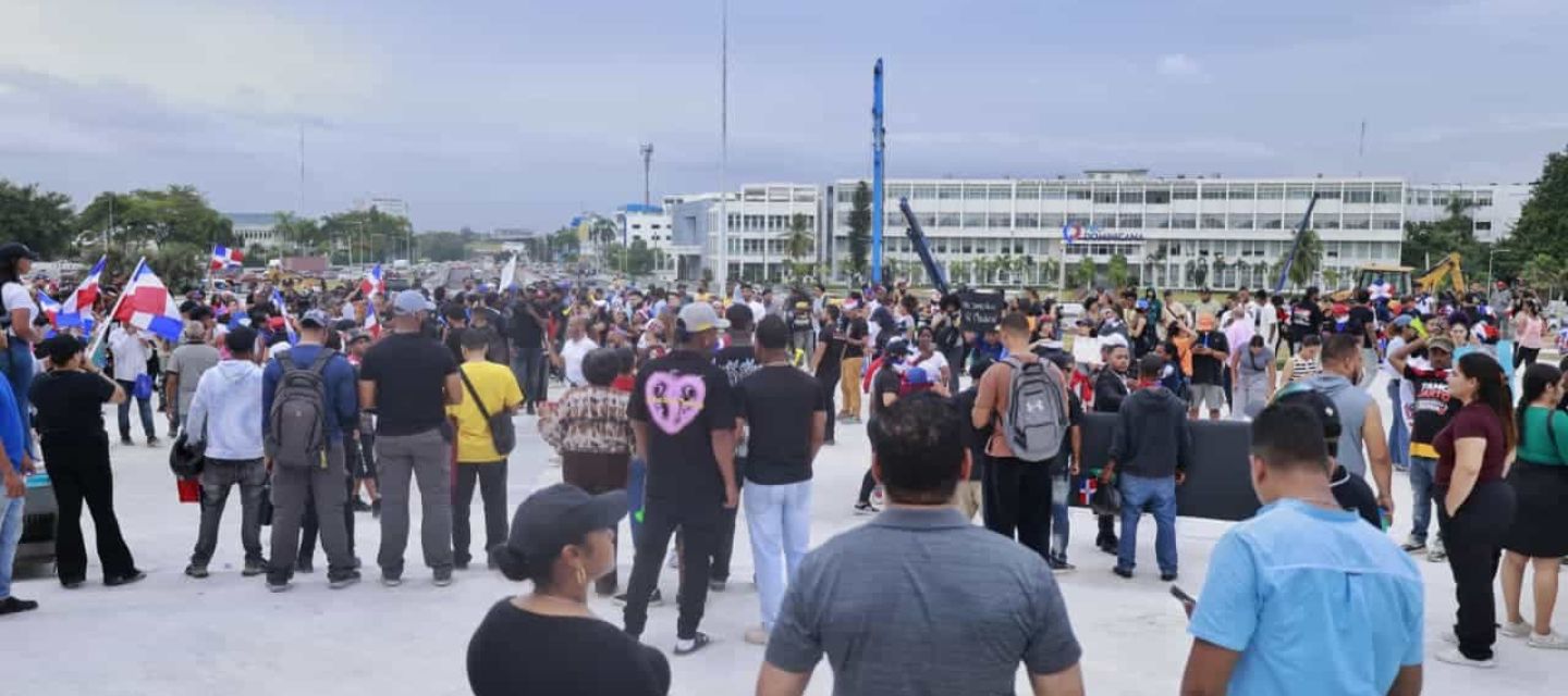 Ciudadanos se manifestaron en la Plaza de la Bandera para rechazar políticas del Gobierno del PRM