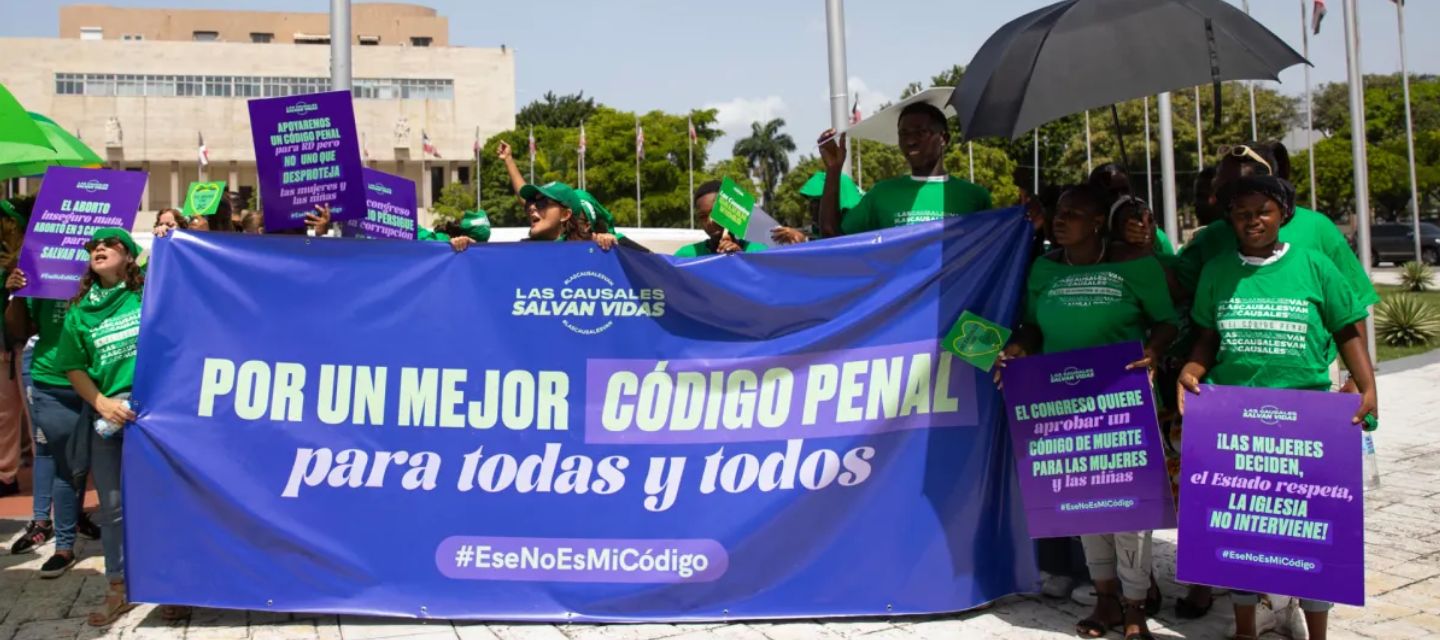 Juristas piden incluir tres causales de aborto