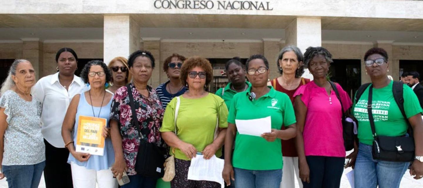 12 mil firmas piden las tres causales en RD