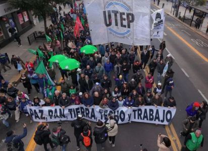 Movimientos sociales y sindicatos preparan una masiva marcha contra las políticas de Javier Milei.
