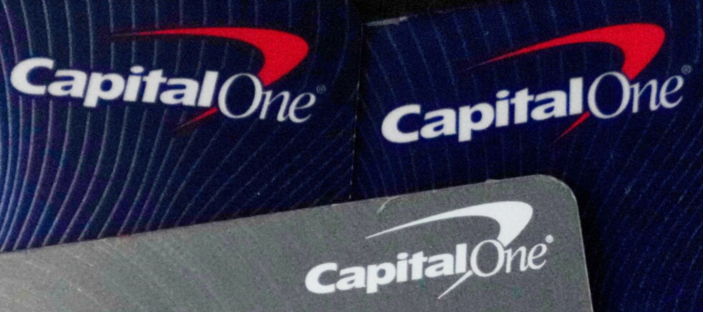 Capital One reveló que cerró más de 300 cuentas vinculadas a Trump en 2021 tras una revisión antilavado
