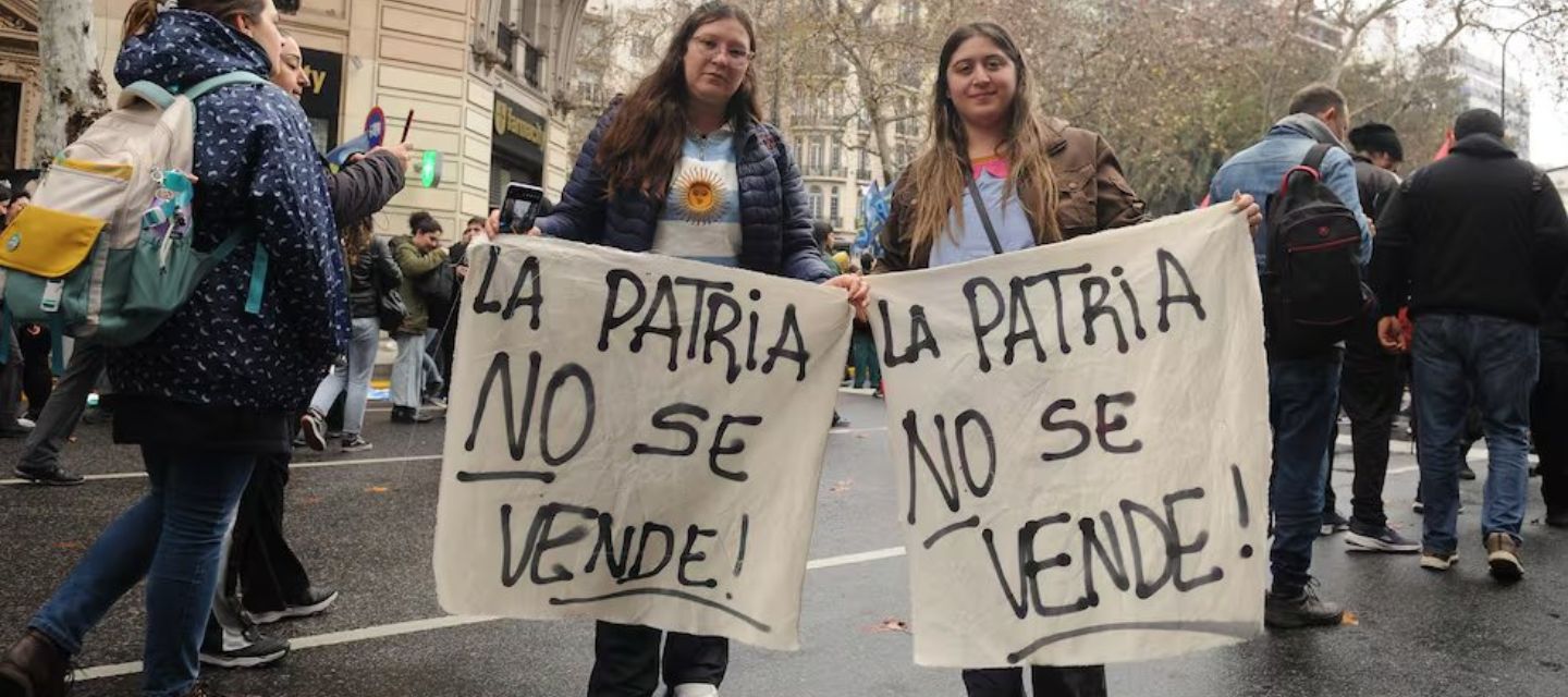 Dos encuestas nacionales coinciden en un aumento de la desaprobación hacia Javier Milei