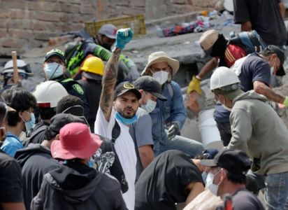 Voluntarios se suman al rescate tras el terremoto en colombia