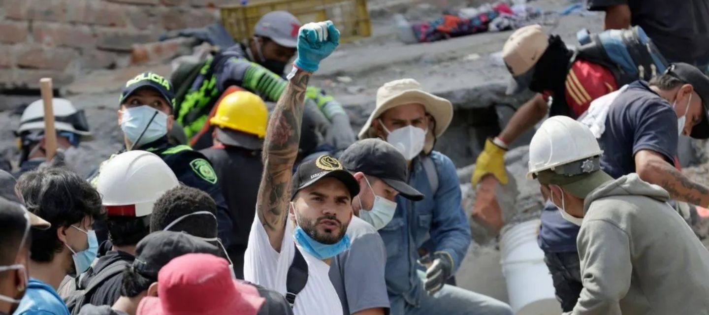 Voluntarios se suman al rescate tras el terremoto en colombia