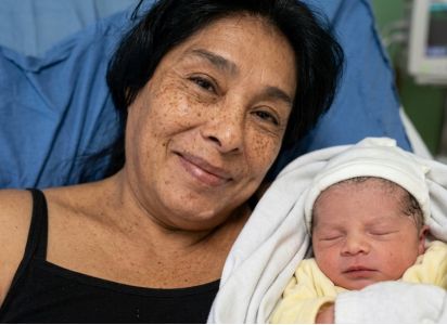 Una mujer de 62 años dio a luz a su primer hijo en San Nicolás tras un tratamiento de fecundación in vitro