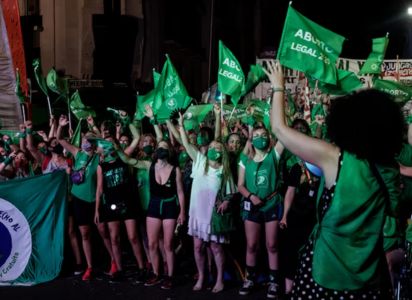 Colombia enfrenta una ofensiva conservadora contra el aborto mientras Chile debate nuevas restricciones.
