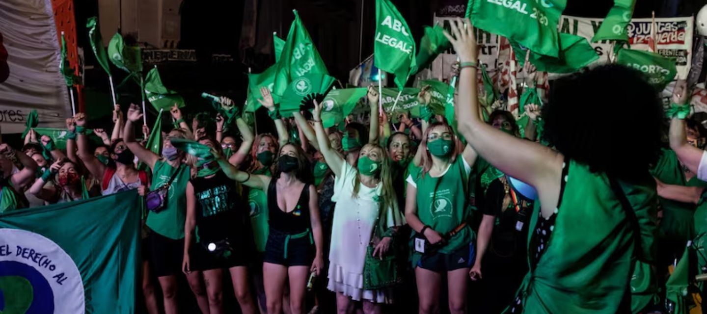 Colombia enfrenta una ofensiva conservadora contra el aborto mientras Chile debate nuevas restricciones.