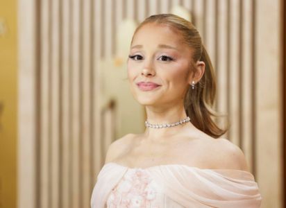 Ariana Grande cuestionó a Donald Trump por usar una de sus canciones en un video con mensajes contra las mujeres trans 