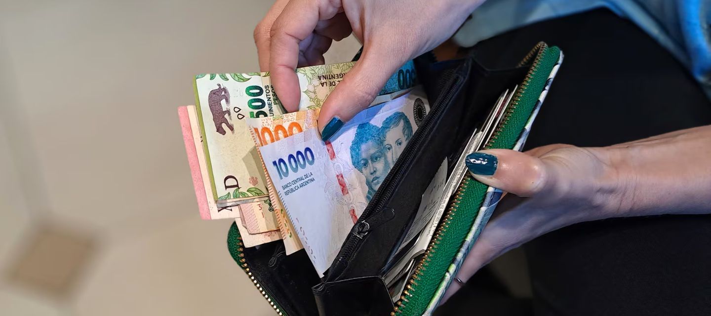 El Gobierno de Javier Milei fijó el salario mínimo en $437.000 para abril de 2027