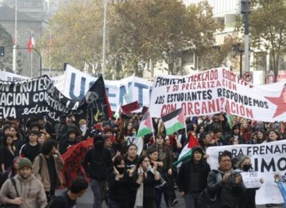 Estudiantes secundarios convocaron protestas en casi una decena de ciudades de Chile contra las políticas económicas