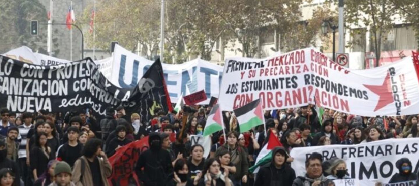 Estudiantes secundarios convocaron protestas en casi una decena de ciudades de Chile contra las políticas económicas