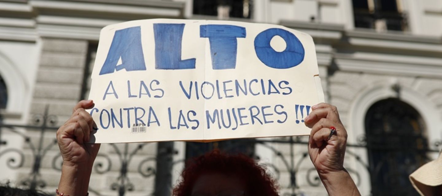 ORMUSA reportó 17 feminicidios en El Salvador entre enero y agosto de 2026. Diez víctimas fueron asesinadas por parejas