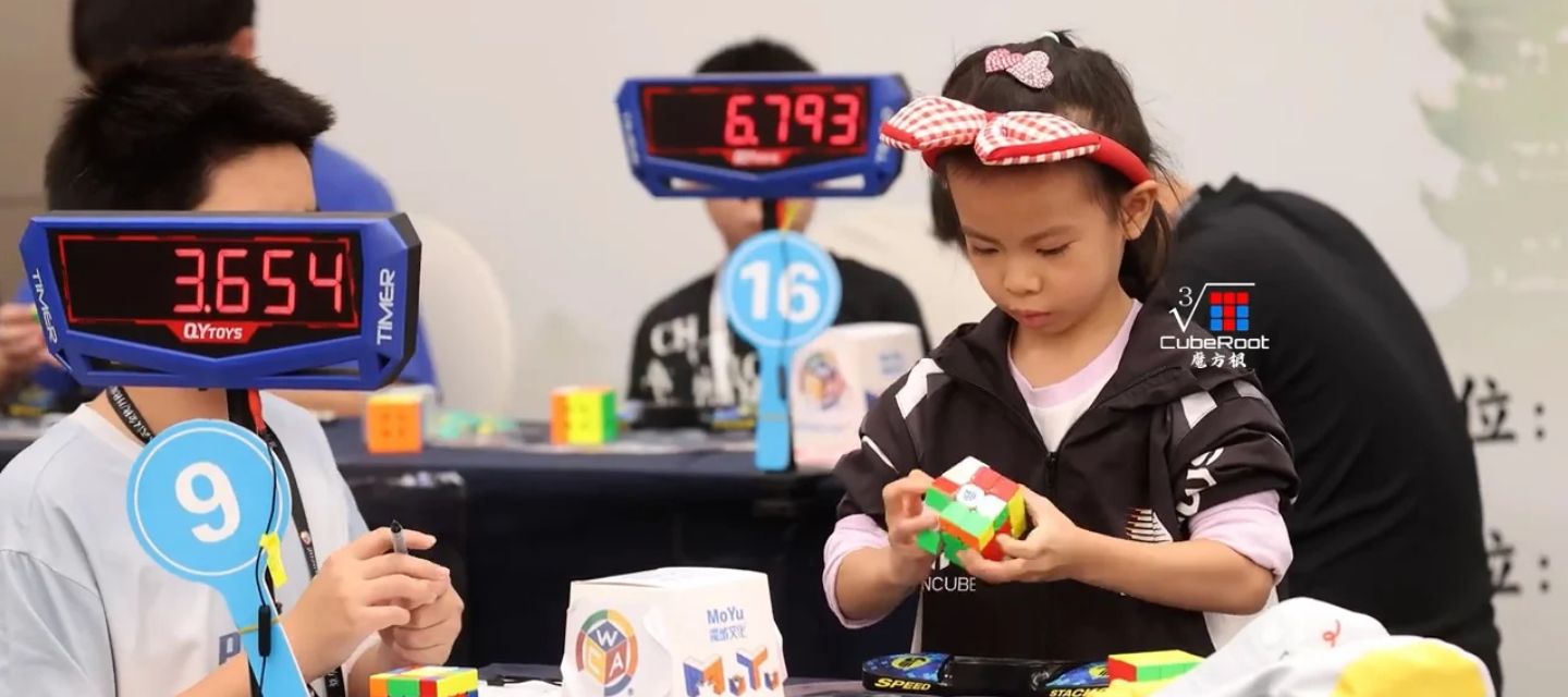 Lian Yunzhi, de 6 años, logró un promedio de 4,27 segundos al resolver cubos de Rubik 3x3x3
