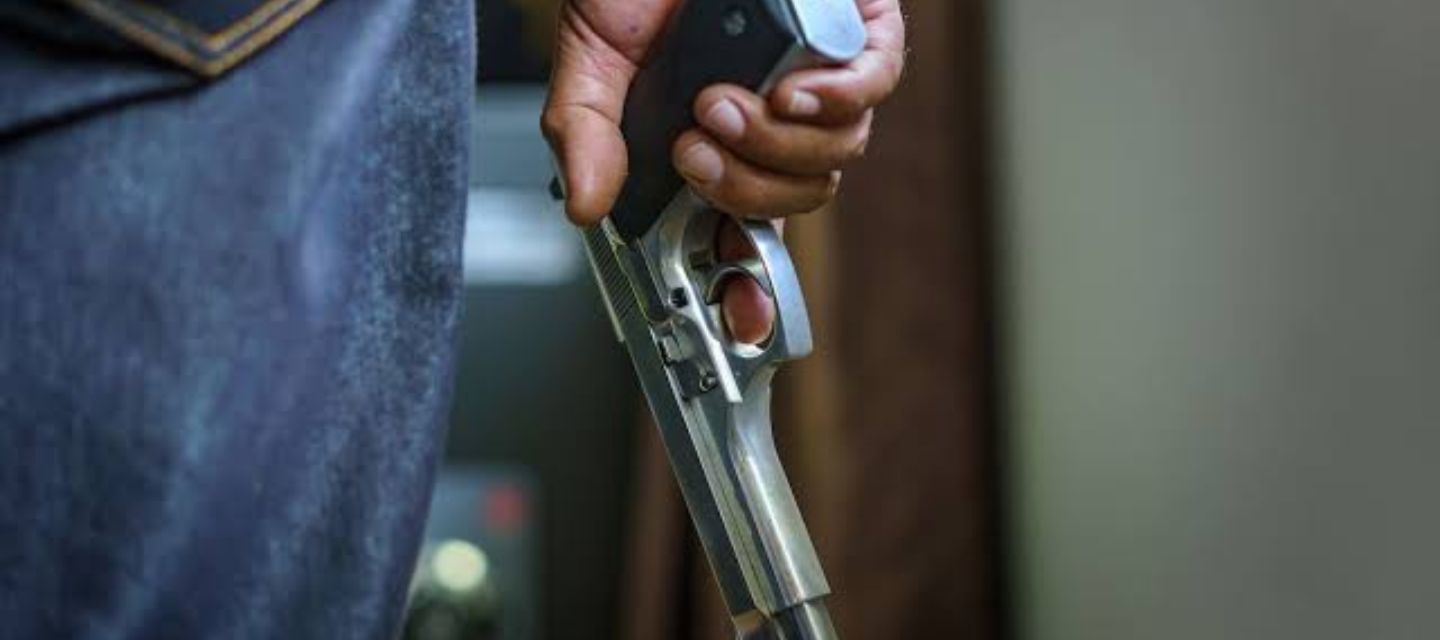 El Gobierno levantó la suspensión general de permisos para portar armas en Colombia.