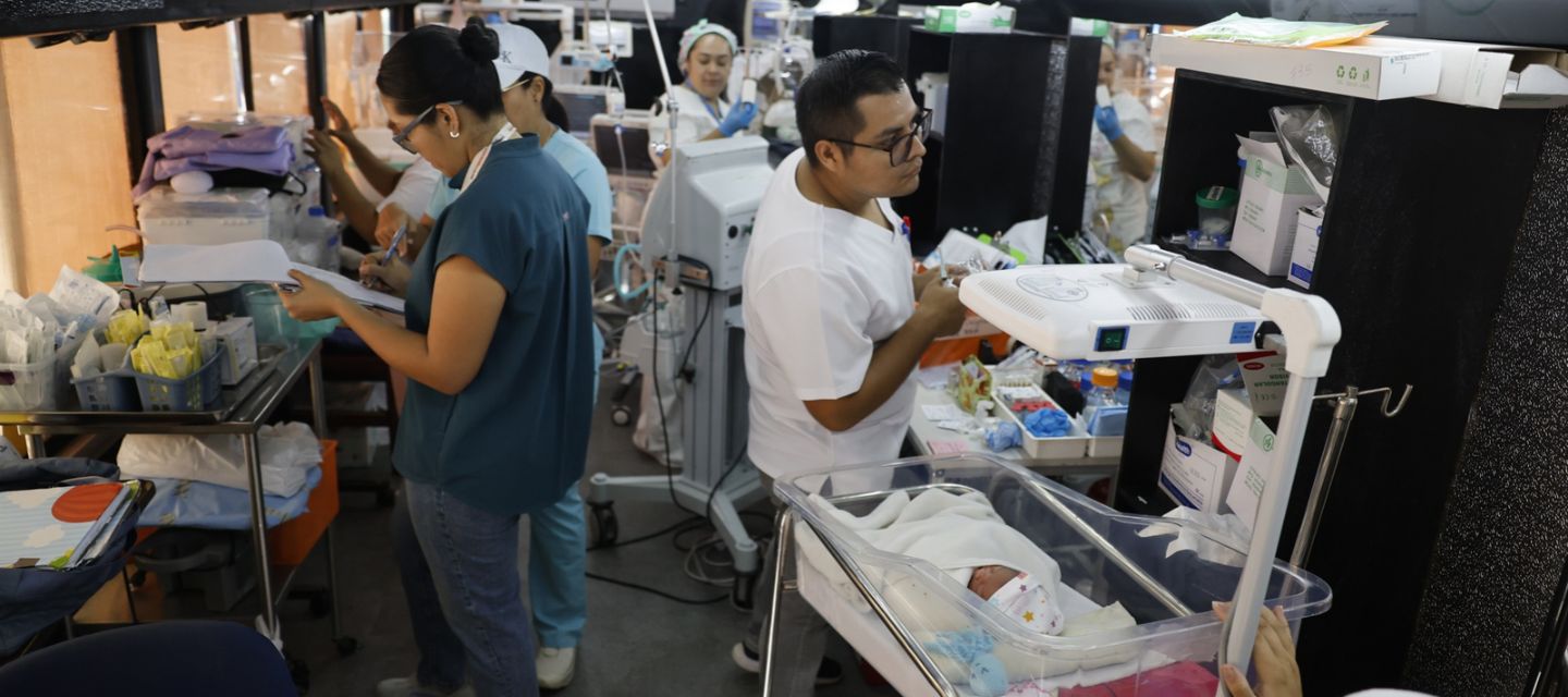 Un autobús que funcionaba como barbería móvil ahora alberga a tres bebés prematuros en Chitré, Panamá