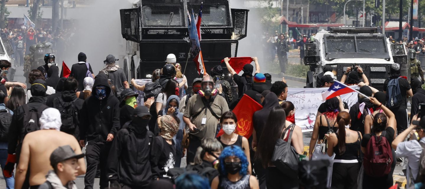Miles de personas conmemoraron en Santiago el estallido social de 2019 y protestaron contra los recortes del Gobierno de José Antonio Kast