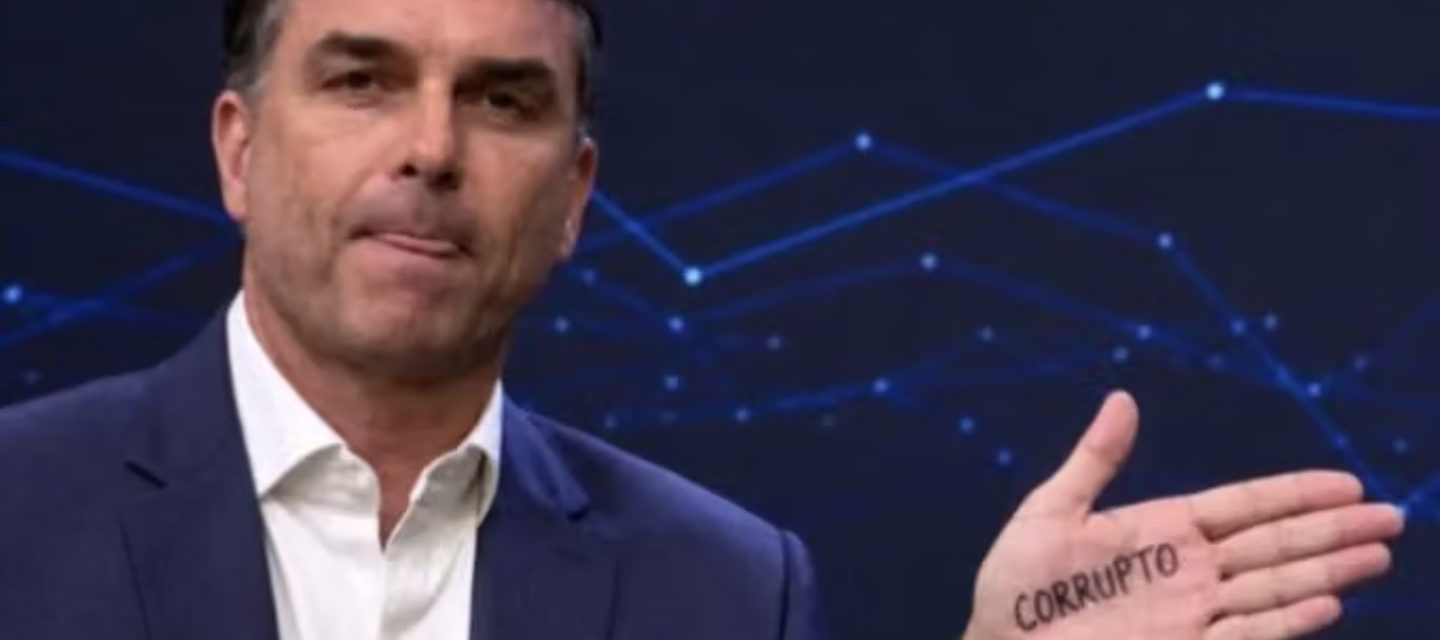Flávio Bolsonaro escribió “corrupto” en su mano para atacar a Lula durante un debate presidencial en Brasil