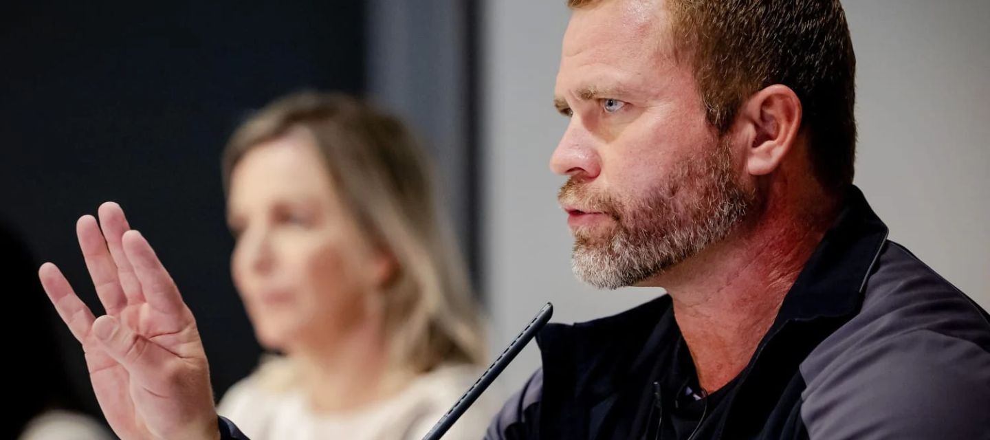 Tim Ballard condena el aborto y exige prohibirlo, una postura conservadora que busca restringir la autonomía reproductiva