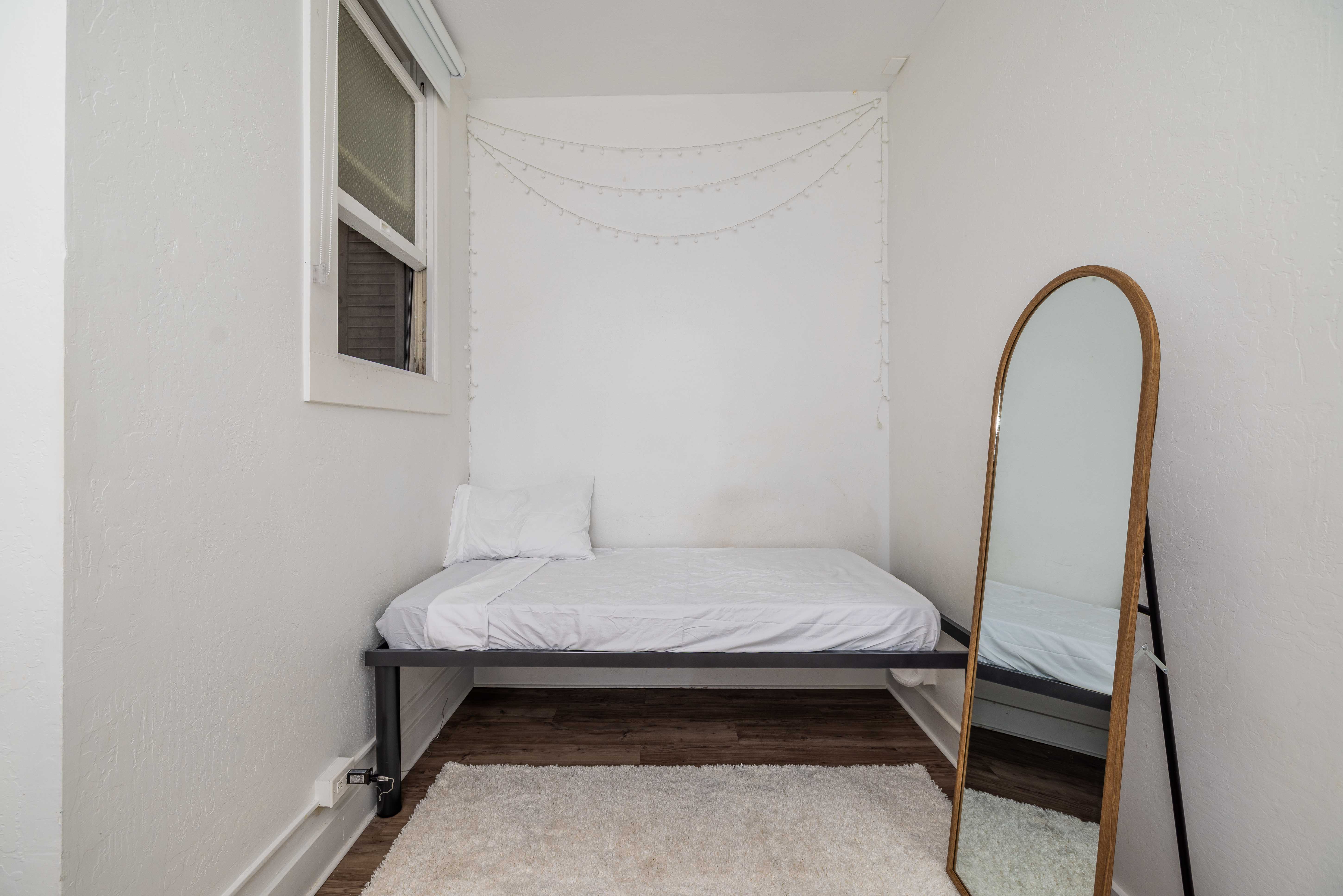 Standard room with bed and mirror