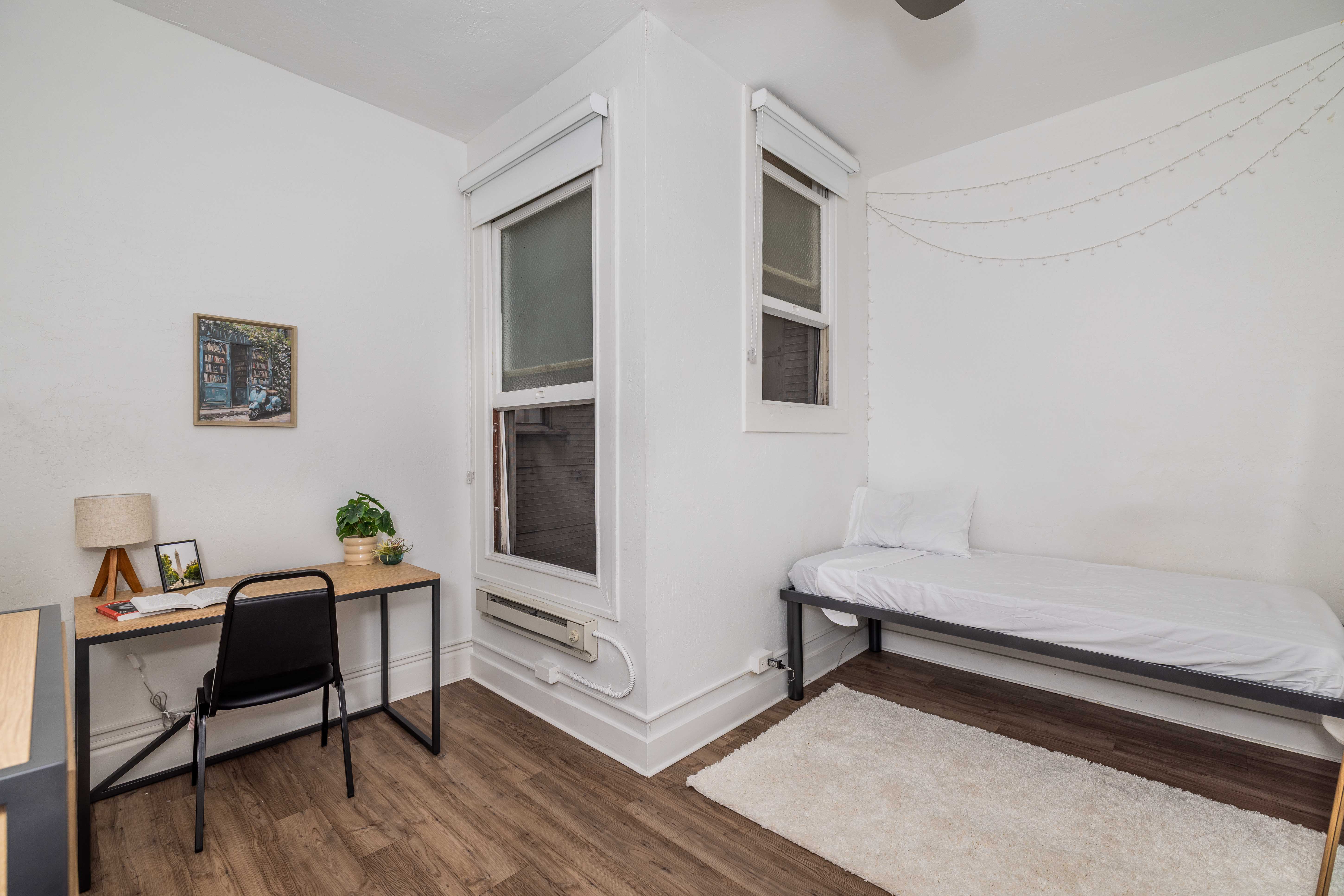 Standard room with desk and bed