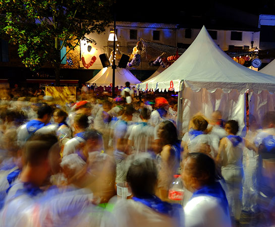 Nächtliche Dorffest-Atmosphäre in Dax mit bewegtem Andrang