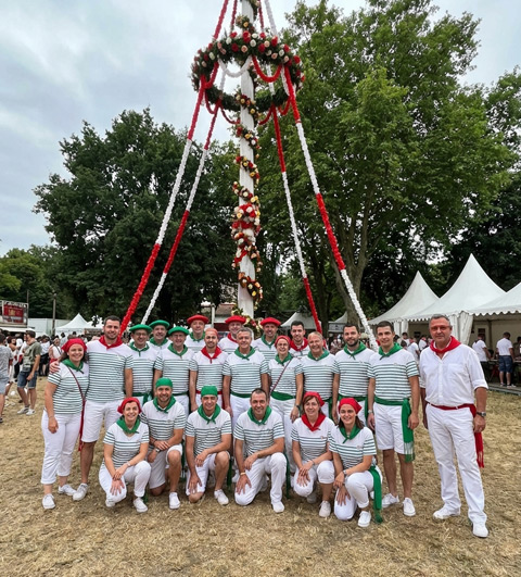 Groepsfoto op het Dax Festival voor een versierde paal